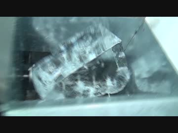 氷を割る機械　砕氷機を改造し動作確認の様子