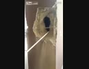 中国人　新築アパートの柱を崩して遊ぶ