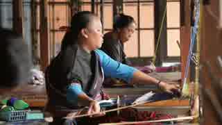 来馬哲二　Women Weaving Using Back-Strap Looms