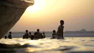 Men Bathing in River Ganges in Varanasi　生田真崇