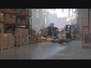 米空軍のF-16戦闘機が空軍基地外側の倉庫に突入する墜落事故発生