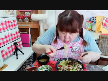 【乞食豚】昼御飯にフィッシュソーセージと小松菜と舞茸のペペロンティーノ【餌捕食】