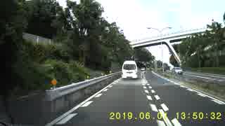 道路の真ん中で往来を妨害する親子