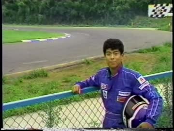 道路交通法第65条を守る褐色のレーサー達哉