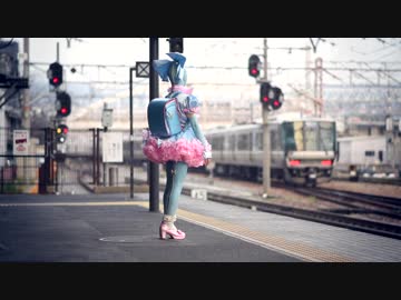 全身水色のラバーとサテンフリフリドレスに水色ランドセルを背負って外出