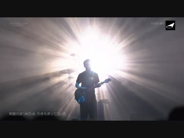 目が明く藍色