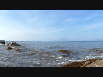 ある日の桜島（その１４４）＜とある海岸の波打ち際から波の音と桜島＞