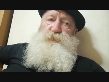 イワマンが精神病院に移送されたことを報告する岩倉サンタ