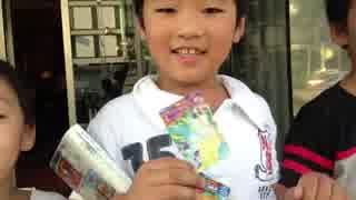 男子小学生と触れあう岩倉サンタ