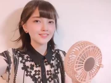 鬼頭明里ちゃんがハンディ扇風機で涼むだけの動画(無音)