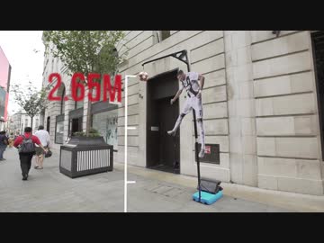 ロナウドのヘディングにチャレンジするサッカーファン達