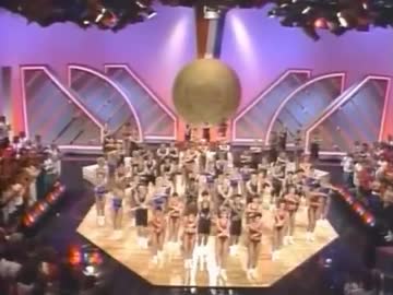 エアロビのプロにお願いマッスル踊って頂いた