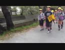 小学生の集団に声かけする岩倉サンタ
