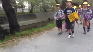 小学生の集団に声かけする岩倉サンタ