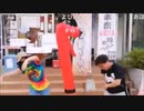 宇奈月温泉駅前で踊り狂うスカイダンサーと大人たち