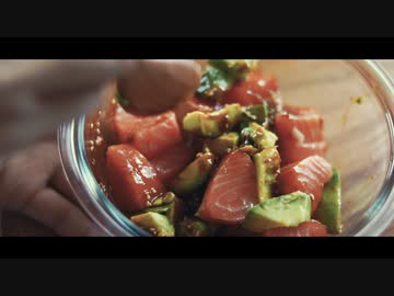 手軽で贅沢感のあるサーモンとアボカドのユッケ丼の作り方