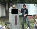 銅像に興味津々なうんち提案おじさん