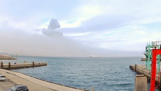 ある日の桜島（その１６２）＜連続噴火して自ら噴煙に包まれる桜島を鴨池港から＞