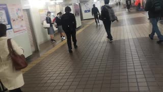 主のいない岩倉駅構内を歩く岩倉サンタ