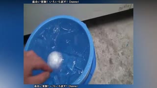 マイナス80度に冷やした氷のボールを冷水に10分入れたら謎すぎる変化が・・・【実験】