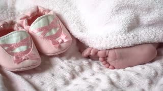 Close-Up Of Feet Of A Newborn Baby. Close-Up Of Legs Of A Small Child　代沢インターナショナル