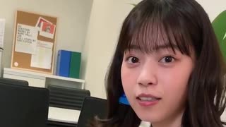 SNSを見てる西野七瀬