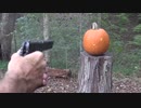 ナイフで作業するのは危ないから45口径拳銃で南瓜に風穴開けてパンプキンを制作するおじいちゃん　