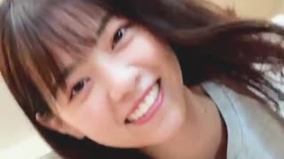 匂いを嗅ぐ西野七瀬