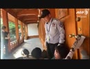 親北韓国大学生17人が米大使公邸に侵入し「ハリスはこの地を去れ」横断幕示す