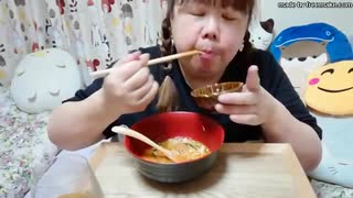 ニートデブ】晩御飯に鶏肉ときのこのピリ辛スープ＆味付きサバ缶と白菜の和え物を食べる！□