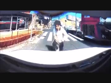 フロントガラスにノーマルバトルをしかける男