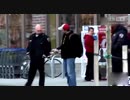 Standing on the street urinating, oncasino frightens passers-by to 88meh.com