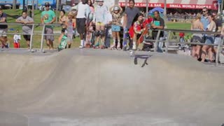 Skater Jumping Into Skate Bowl　大内徹