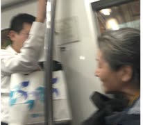 スマホの電源を切れと電車内でブチギレるキチガイおばさん