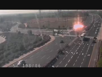 イスラエルの高速道路にロケット弾が着弾する瞬間を監視カメラが捉える
