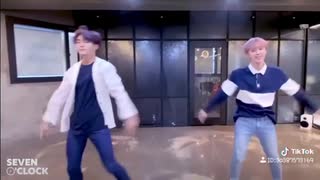 Seven O'clock DANCING TO GIRL GROUPS REACTION MASHUP