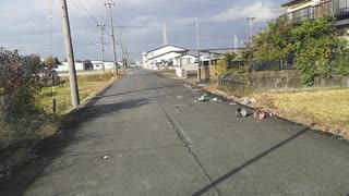 散らばった岩間邸前を訪れる岩倉サンタ