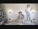 キッズオンエア　normal-and-slow-motion-joyous-little-boy-and-girl-jumping-on-bed-and-having-fun-together