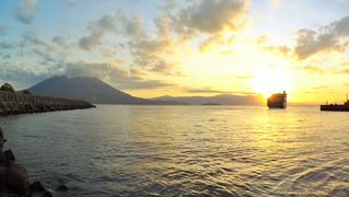 ある日の桜島（その１８３）＜いつもの場所から日の出と垂水フェリーと桜島＞