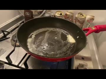 自分を大蛇丸と信じて止まない一般男性が、自作のハンバーグとビールで優勝する動画です。