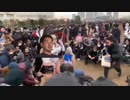 カメラ小僧に囲まれる先輩