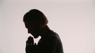 Silhouette Of A Young White Man Praying And Tilting His Head Up　左近鈴乃