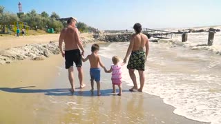 Young Family At The Beach　代沢インターナショナルスクール