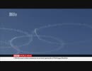 日本の航空自衛隊ブルーインパルスが五輪マークを空に描く訓練を行う