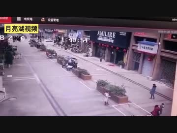 中国で子供が道路の穴に爆竹を突っ込む...地面が吹っ飛ぶ大爆発に！