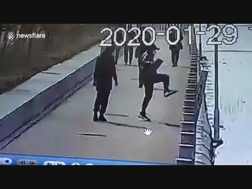 中国式土木工事…池への転落防止用の柵に蹴りを１発入れると...w