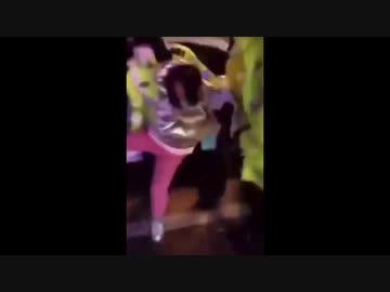 中国公安に車から引きずり出され女性が抵抗...拘束中突然動かなくなり...