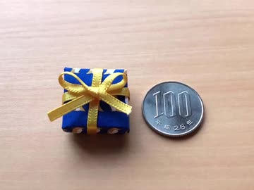 ガムの包み紙で作ったミニチュアボックスの中に入っている、ガムの包み紙で作ったミニチュアガムの包み紙に入った、粘土で作ったグリーンガムとクールミントガム
