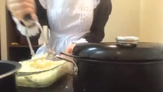 めめこさん、電子レンジでゆで卵を作る