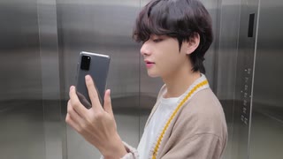 BTSのスマホCMの垂れ幕です。韓国でも入手困難な品物です。日本